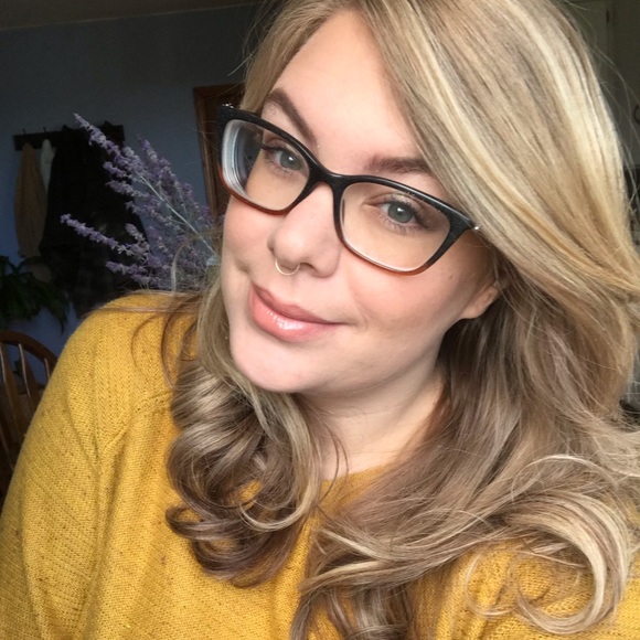 Meet your Posher, Hailey - Picture 1 of 1